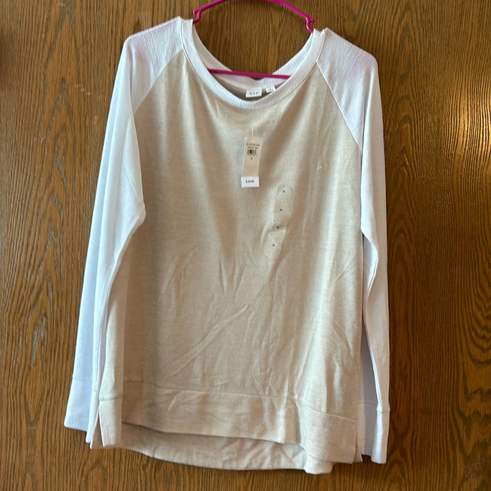 NWT whit and tan Gap thin sweater Size (M)